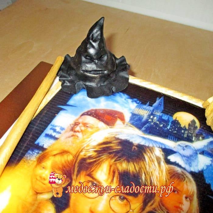 Торт Гарри Поттер с фотопечатью, волшебная палочка, распределяющая шляпа и снитч для квиддича из мастики